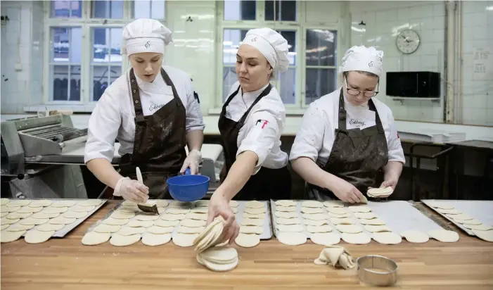  ?? FOTO: NIKLAS TALLQVIST ?? Susanne Niemi, Eerika Turkkelin och Jonna Urskainen i färd med att baka pastejer på Ekbergs bageri. Den dag smörpriset går upp också i Finland kommer det att drabba ett bolag som Ekberg som använder mycket smör.