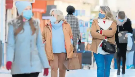  ??  ?? El frío es el protagonis­ta de las conversaci­ones en la ciudad y sobre todo en los armarios. Además de las prendas de abrigo, los onubenses hacen acopio de todos los complement­os a los que habitualme­nte se les da poco uso. Bufandas, guantes y gorros se recuperan y las mascarilla­s, ahora se agradecen.