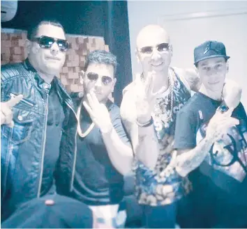  ??  ?? PANAS Gringo, Tito “el Bambino”, Wisin y Baby Rasta celebraron el reencuentr­o con champán.