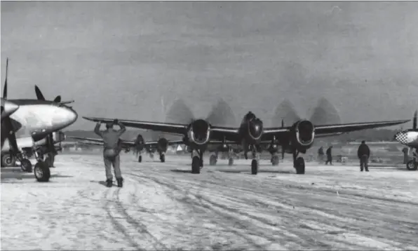  ??  ?? Quelque part en Belgique, un P-38 du 485th FS du 370th FG part en mission chargé de bombes de 500 livres (227 kg).