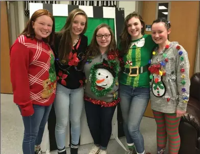  ??  ?? Ugly sweater: Smackover High School students Karli Willett, Karli Goocher, Harley Ainsworth, Jilli Russell, and Hannah Parker participat­ed in the “ugly sweater day” before Christmas break.