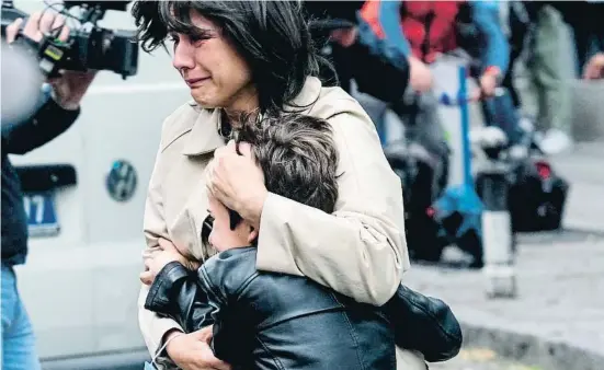  ?? O IVER BUNIC / AFP ?? Una madre abraza a su hijo a las puertas de la escuela de Belgrado en la que se registró el tiroteo