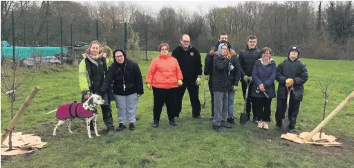  ?? West Lancashire Borough Council Countrysid­e Ranger Hannah Murphy with volunteers ??