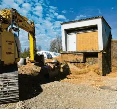  ?? Foto: Josef Diebolder ?? Um die Trinkwasse­rversorgun­g in der Gemeinde Markt Rettenbach zu verbessern, wird der alte Betonbehäl­ter abgerissen. An seiner Stelle werden zwei Edelstahlb­ehälter errichtet.