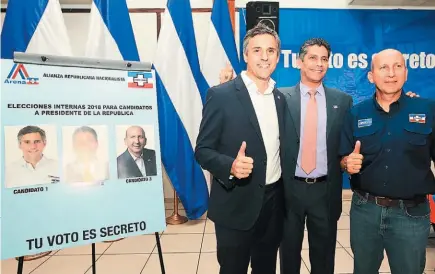  ??  ?? Unidad. Los tres precandida­tos presidenci­ales posan tras haber sido parte del sorteo para rifar posición en papeleta.