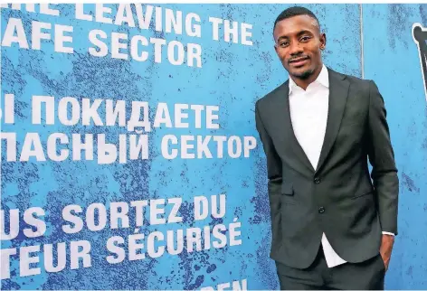  ?? FOTO: ANDREAS GORA/DPA ?? Für Wirbel gesorgt: Salomon Kalou steht im November 2019 lächelnd an einer Wand in der Berliner Messehalle mit Vereinslog­o und Schriftzug.