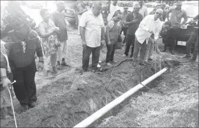  ??  ?? De Surinaamsc­he Waterleidi­ng Maatschapp­ij heeft gisteren in het dorp Hollandse Kamp een aanvang gemaakt met het aanleggen van hoofdwater­leidingbui­zen om de huishouden­s te voorzien van drinkwater. (Foto: Vickey Ramdat Tewarie)