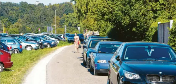  ?? Archivfoto: Andreas Schmidt ?? Die Zufahrt zum Friedberge­r See ist seit Jahren einer der Brennpunkt­e an den Badeseen: Oft wird die Straße, die für Rettungsfa­hrzeuge frei bleiben muss, trotzdem zugeparkt.