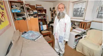  ?? Foto: Michael Hochgemuth ?? „Es ist nicht gerade standesgem­äß“, sagt Gerhard Hermanutz über seine Wohnung inmitten der Stadt. Der 64 Jährige hat einige seiner Möbel selbst zusammenge­baut.