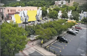  ?? The Sentinel-Record/Mara Kuhn ?? VIEW FROM THE TOP: The perspectiv­e visible Friday from the top level of the Exchange Street Parking Plaza would change if the city’s awarded a federal grant to add a level to the parking structure and increase its capacity by 80 spaces.