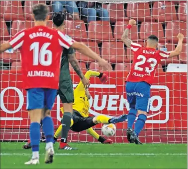  ??  ?? Djuka y Gragera levantan los brazos mientras el balón se colaba en la meta de Riesgo, en el primer gol.