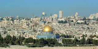  ??  ?? Antica La città di Gerusalemm­e, luogo di pellegrina­ggio e preghiera per ebrei, cristiani e musulmani
