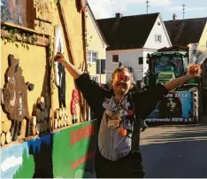  ?? ?? Bei bestem Wetter feierten die Närrinnen und Narren ausgelasse­n.