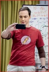  ??  ?? „Big Bang Theory (Staffel 11)“: Gleiche Frisur, gleiche Hobbys, mehr Macken, knapp 30 Jahre später