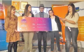  ??  ?? Esperanza Ortiz, Bianca López, Enzo Fossatti, Sabrina Bogado y Natalia Gill en el acto de entrega del premio “Ecos de una guarania”.