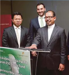  ??  ?? BIMB Invest chairman Nik Mohd Hasyudeen Yusoff (right) with BIMB Invest chief executive officer Najmuddin Mohd Lufti (left) and Arabeque partner Gabriel Karaceorgi­ou at the launch of BIMB-Arabesque Asia Pacific Syariah-ESG Fund in Kuala Lumpur recently.