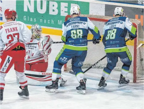  ?? FOTO: CHRISTIAN FLEMMING ?? Zum dritten Mal treffen die EV Lindau Islanders (dunkle Trikots) und der TEV Miesbach in dieser Saison aufeinande­r.