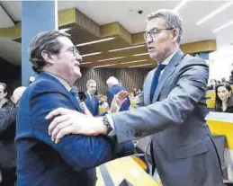  ?? DAVID CASTRO ?? =
Núñez Feijóo –a la derecha– saluda a Garamendi, el pasado 14 de marzo.