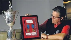  ?? Picture: Dougie Nicolson. ?? Carnoustie Golf Club captain Bill Thompson with the US Open Championsh­ip trophy and US Open Championsh­ip winning medals from 1906 and 1910 that feature in the collection of golf memorabili­a from Alex Smith and Macdonald Smith from Carnoustie.