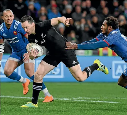  ?? PHOTOSPORT ?? Ben Smith scores one of the best tries of the series in the third test against France.