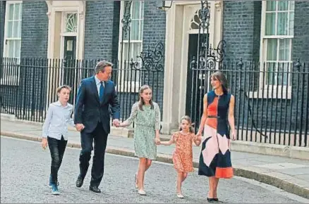  ?? ADRIAN DENNIS / AFP ?? Cameron abandonó Downing Street con sus hijos, Arthur, Nancy y Florence, y su mujer, Samantha