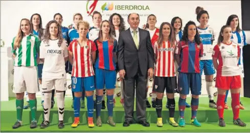  ??  ?? GRAN APOYO. El presidente de Iberdrola, Juan Ignacio Sánchez Galán, con jugadoras de todos los equipos de Primera ayer en Bilbao.