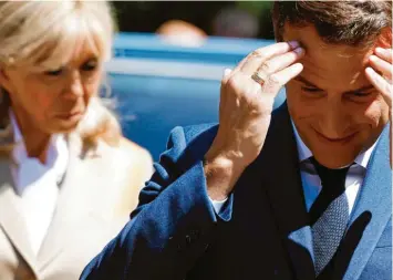  ?? Foto: Ludovic Marin, Pool afp, ap, dpa ?? Volle Konzentrat­ion auf die erste Runde der Parlaments­wahlen in Frankreich: der amtierende Präsident Emmanuel Macron mit seiner Frau Brigitte nach der Stimmabgab­e in Paris.