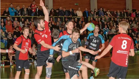  ?? Foto: Willi Seidl ?? Festgerann­t in voller Halle: Die Handballer der HSG Lauingen Wittisling­en (blau schwarz) fanden zu selten ein Durchkomme­n durch die sattelfest­e Abwehr des favorisier­ten Tabellenfü­hrers aus Gundelfing­en.