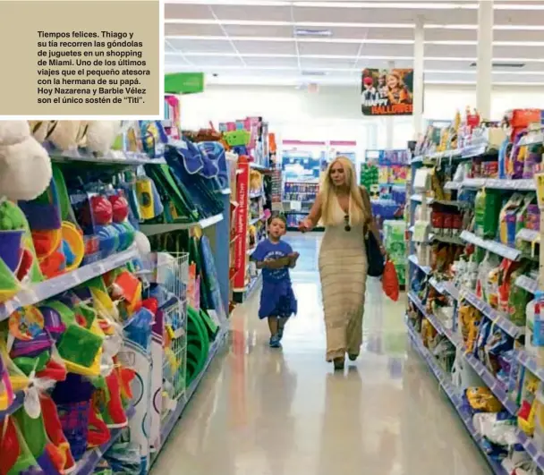  ??  ?? Tiempos felices. Thiago y su tía recorren las góndolas de juguetes en un shopping de Miami. Uno de los últimos viajes que el pequeño atesora con la hermana de su papá. Hoy Nazarena y Barbie Vélez son el único sostén de “Titi”.