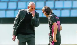  ?? EUROPA PRESS ?? Zidane habla con Modric antes de que arranque la segunda parte