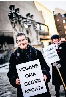  ?? RP-FOTO: ANDREAS BRETZ ?? Barbara Görner (vorne) und Klaudia Zepunkte mit ihren Schildern. Görner lebt seit vielen Jahren vegan.