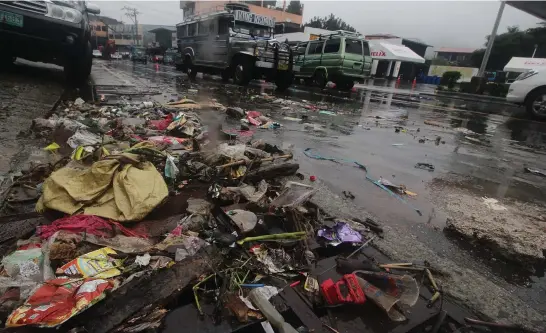  ?? Photo by Jean Cortes ?? EFFECTS OF MONSOON. A pile of trash are scattered along along Km. 4 in La Trinidad, Benguet as heavy rain and gusty wind continues brought about by the southwest monsoon.