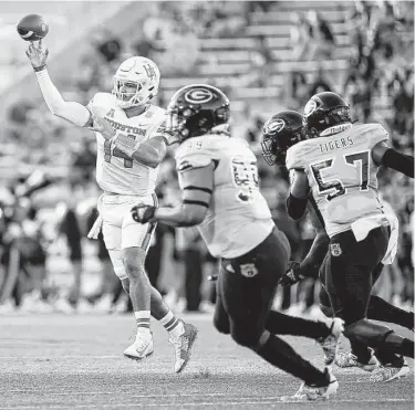  ?? Photos by Godofredo A. Vásquez / Staff photograph­er ?? UH backup quarterbac­k Ike Ogbogu sees the most meaningful action of his career Saturday night, completing 14 of 22 passes for 196 yards with two touchdowns and no intercepti­ons.