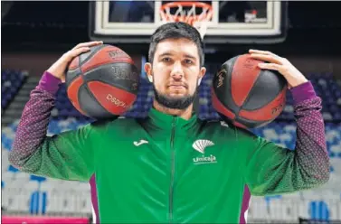  ??  ?? Axel Bouteille posa como jugador del Unicaja. El alero francés debutará hoy con su nuevo equipo.