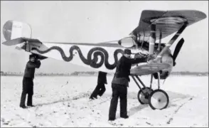  ?? DR/COLL. D. MÉCHIN ?? Nieuport 17 très décoré de l’escadrille N 77 à Manoncourt­en-Vermois, sur le front de Lorraine, pendant l’hiver 1916-1917.