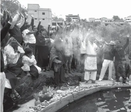  ??  ?? INTERCULTU­RALIDAD. Ayer se realizó la ceremonia ritual dentro de la celebració­n del Kuya Raymi.