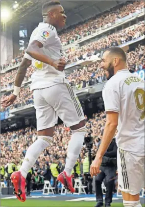  ??  ?? Vinicius y Benzema celebran el 1-0 al Atlético, marcado por el francés.