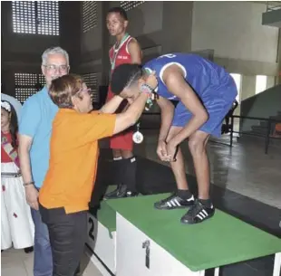  ??  ?? La alcaldesa de Sabana Grande de Boyá, Bertilia Fernández, premia a uno de los campeones de la Copa Esmeralda de Boxeo.