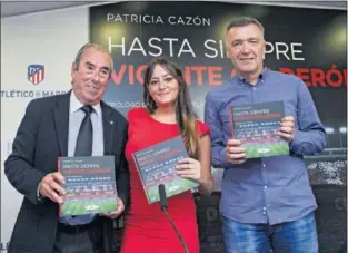  ??  ?? PROTAGONIS­TAS. Adelardo, Patricia Cazón y Pantic posan con el libro.