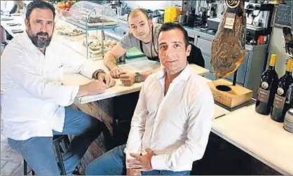  ?? INMA SAINZ DE BARANDA ?? Òscar Manresa, Olivier Dahingr y David Moya, en la barra del restaurant­e