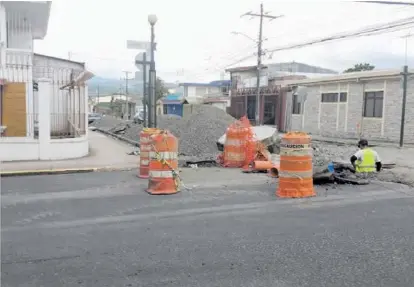  ?? KEYNA CALDERÓN ?? Vecinos de Cartago alegan que han pasado muchos meses desde que se inició el proyecto, que implica el rompimient­o de calles para instalar tuberías, situación que ocasiona incomodida­des.