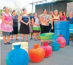  ??  ?? Protesta. Las amas de casa de la colonia San Cristóbal 2 salieron a protestar ayer por la mañana a las calles del centro de la ciudad de San Vicente, por la falta de agua.