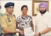  ?? HT PHOTO ?? Punjab CM Capt Amarinder Singh and DGP Suresh Arora handing over a cheque to cricketer Harmanpree­t Kaur Bhullar in Chandigarh on Wednesday.