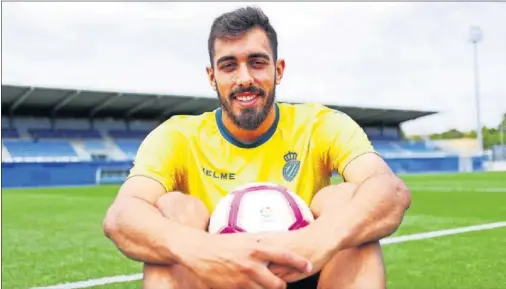  ??  ?? POSA PARA AS. Borja Iglesias, fotografia­do ayer por este diario en la Ciudad Deportiva, a solo días de su estreno en Primera con el Espanyol.