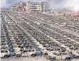  ?? FOTO: AP ?? Ausgebrann­te Autos im Hafen von Tianjin.