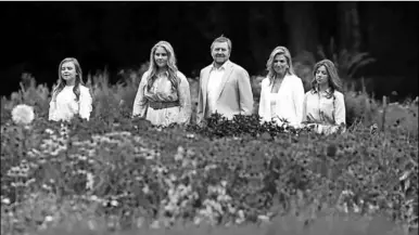  ??  ?? Koning Willem-Alexander, koningin Maxima, Prinses Amalia, Prinses Alexia en Prinses Ariane in de tuin van Paleis Huis ten Bosch. (Foto: De Telegraaf)
