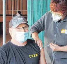  ?? FOTO: STEFFEN LANG ?? Feuerwehrl­er Jürgen Hartmann lässt sich in Ziegelbach das Impfserum spritzen.