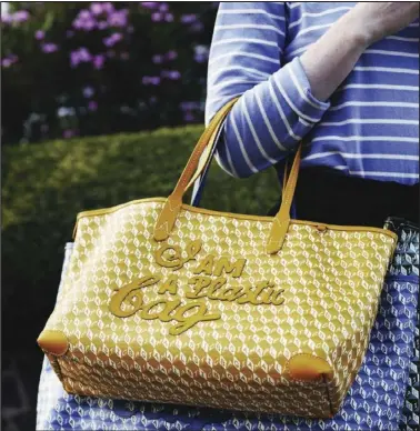  ?? (The New York Times/Suzie Howell) ?? Anya Hindmarch’s updated tote is made from recycled plastic.