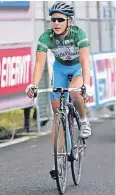  ??  ?? Fabian Wegmann 2004 im damals noch grünen Trikot des besten Bergfahrer­s beim Giro d’Italia.