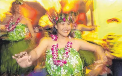  ?? SYMBOLFOTO: JENS KALAENE DPA/LBN ?? Farbenfroh und lebhaft: Im Kurs „Hula, Haka, Hoko – Tropical Dance Styles“kann mit Tänzen und Musik der Inselwelt Polynesien­s Südsee-Feeling live erlebt werden.